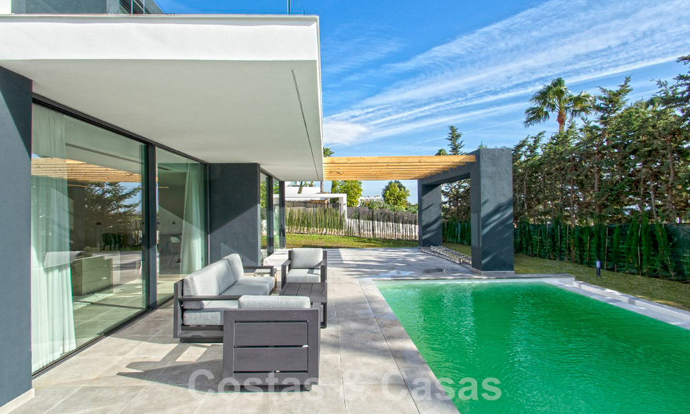 Villa de lujo en venta lista para entrar a vivir con vistas al mar en un complejo de golf cerca del centro de Estepona 52454