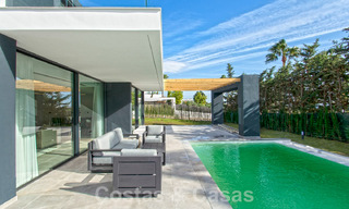 Villa de lujo en venta lista para entrar a vivir con vistas al mar en un complejo de golf cerca del centro de Estepona 52454 