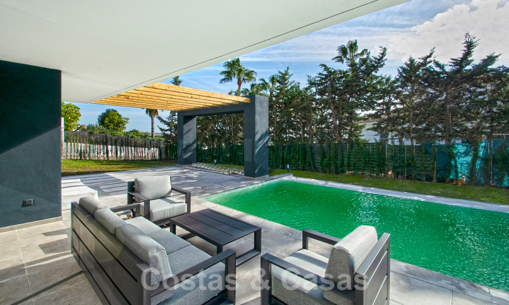 Villa de lujo en venta lista para entrar a vivir con vistas al mar en un complejo de golf cerca del centro de Estepona 52455