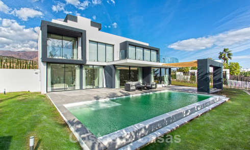 Villa de lujo en venta lista para entrar a vivir con vistas al mar en un complejo de golf cerca del centro de Estepona 52456