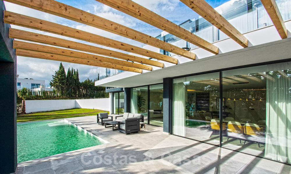 Villa de lujo en venta lista para entrar a vivir con vistas al mar en un complejo de golf cerca del centro de Estepona 52457