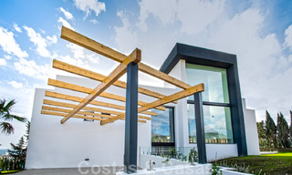 Villa de lujo en venta lista para entrar a vivir con vistas al mar en un complejo de golf cerca del centro de Estepona 52459 