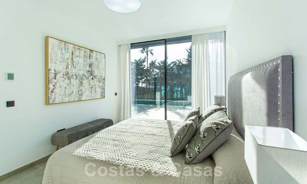Villa de lujo en venta lista para entrar a vivir con vistas al mar en un complejo de golf cerca del centro de Estepona 52470