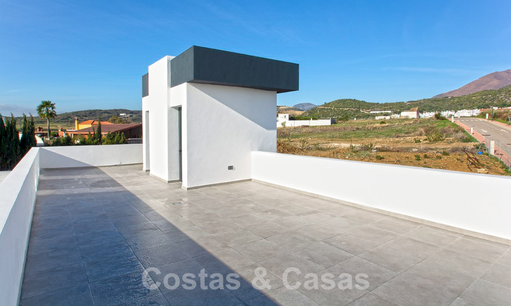 Villa de lujo en venta lista para entrar a vivir con vistas al mar en un complejo de golf cerca del centro de Estepona 52473