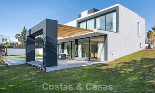 Villa de lujo en venta lista para entrar a vivir con vistas al mar en un complejo de golf cerca del centro de Estepona 52474 