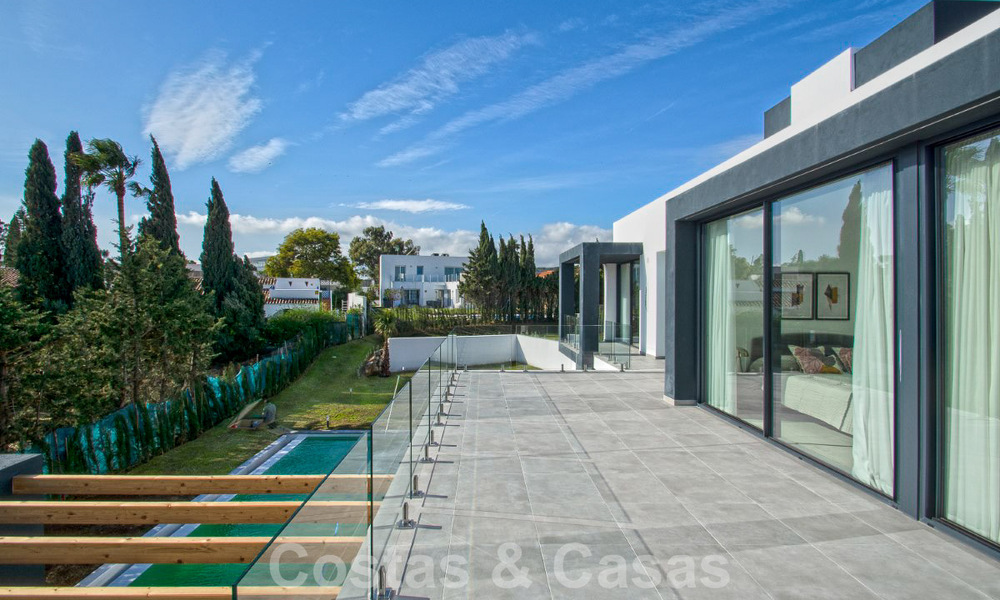 Villa de lujo en venta lista para entrar a vivir con vistas al mar en un complejo de golf cerca del centro de Estepona 52483