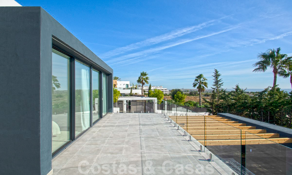 Villa de lujo en venta lista para entrar a vivir con vistas al mar en un complejo de golf cerca del centro de Estepona 52484