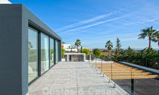 Villa de lujo en venta lista para entrar a vivir con vistas al mar en un complejo de golf cerca del centro de Estepona 52484 