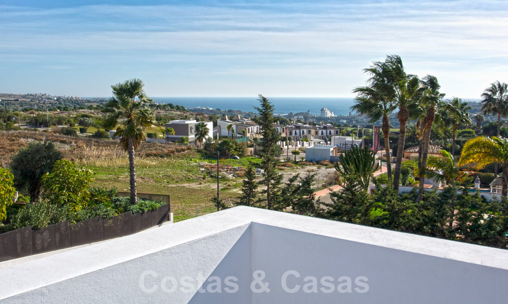 Villa de lujo en venta lista para entrar a vivir con vistas al mar en un complejo de golf cerca del centro de Estepona 52485