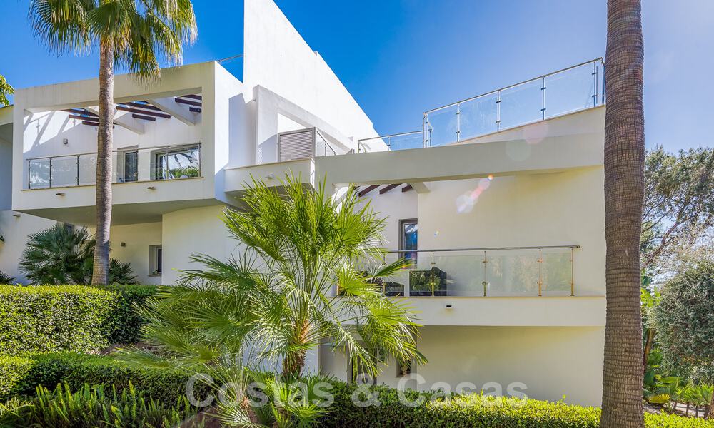 Espaciosa casa adosada de diseño contemporáneo en venta en Sierra Blanca en la Milla de Oro de Marbella 52565