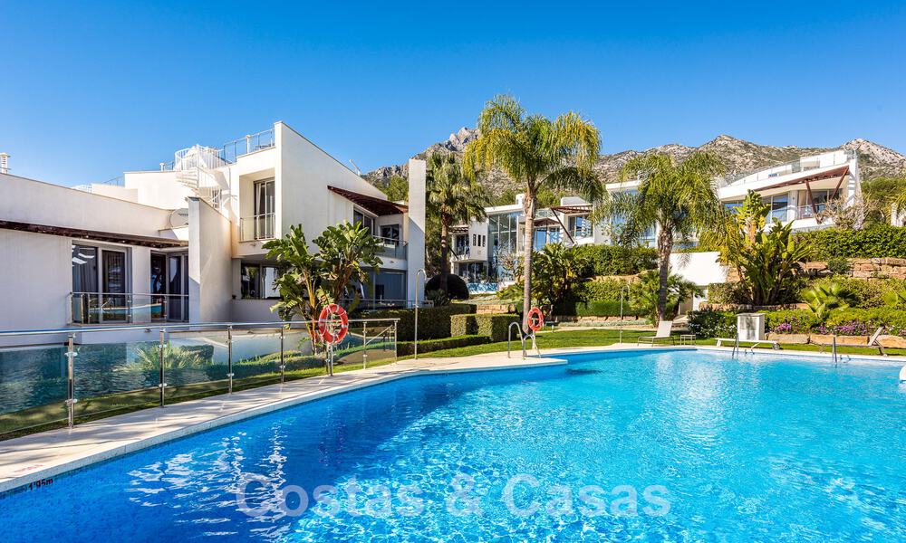 Espaciosa casa adosada de diseño contemporáneo en venta en Sierra Blanca en la Milla de Oro de Marbella 52570