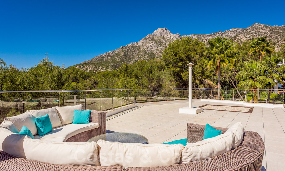 Espaciosa casa adosada de diseño contemporáneo en venta en Sierra Blanca en la Milla de Oro de Marbella 52574