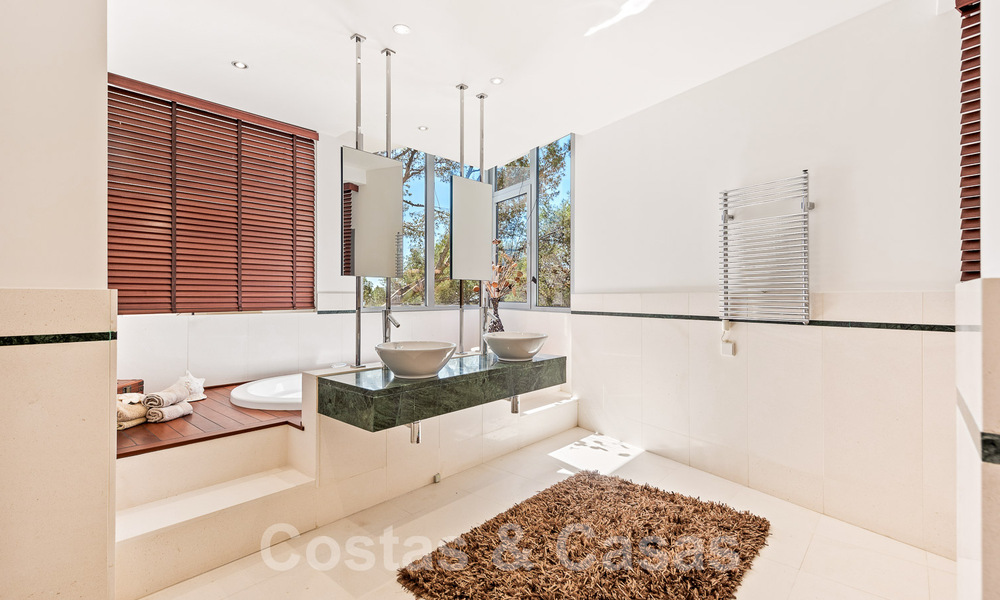 Espaciosa casa adosada de diseño contemporáneo en venta en Sierra Blanca en la Milla de Oro de Marbella 52583
