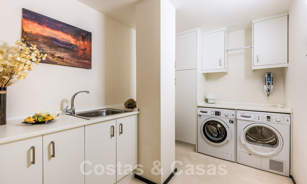 Espaciosa casa adosada de diseño contemporáneo en venta en Sierra Blanca en la Milla de Oro de Marbella 52591