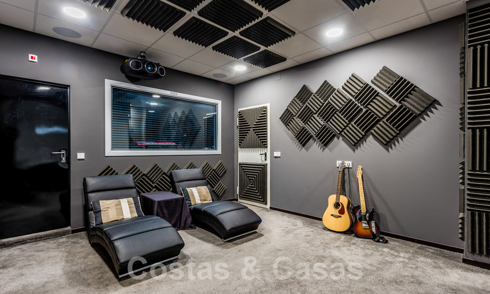 Espaciosa casa adosada de diseño contemporáneo en venta en Sierra Blanca en la Milla de Oro de Marbella 52592