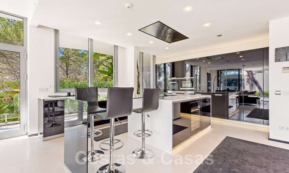 Espaciosa casa adosada de diseño contemporáneo en venta en Sierra Blanca en la Milla de Oro de Marbella 52599