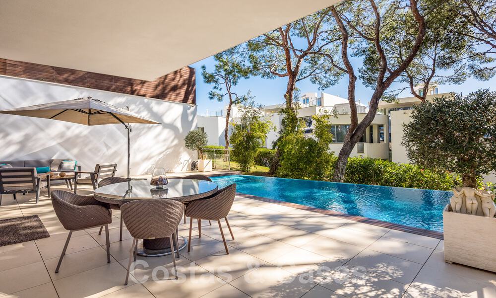 Espaciosa casa adosada de diseño contemporáneo en venta en Sierra Blanca en la Milla de Oro de Marbella 52603
