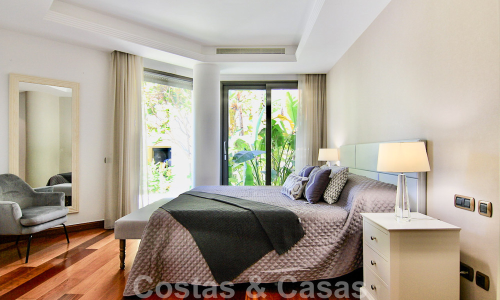 Amplio y reformado apartamento dúplex en venta en un exclusivo complejo en primera línea de playa en Puerto Banús, Marbella 51555