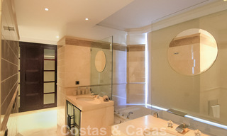 Amplio y reformado apartamento dúplex en venta en un exclusivo complejo en primera línea de playa en Puerto Banús, Marbella 51556 