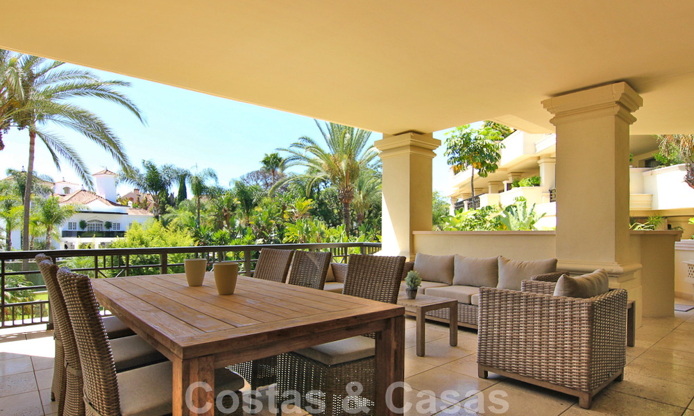 Amplio y reformado apartamento dúplex en venta en un exclusivo complejo en primera línea de playa en Puerto Banús, Marbella 51557