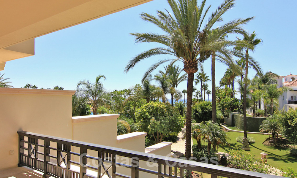 Amplio y reformado apartamento dúplex en venta en un exclusivo complejo en primera línea de playa en Puerto Banús, Marbella 51558