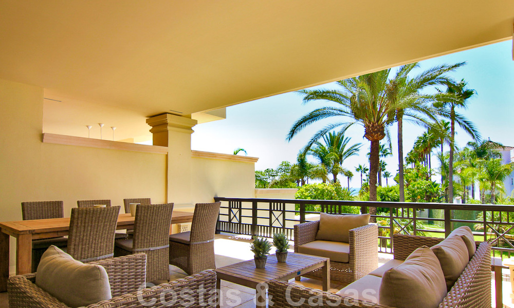 Amplio y reformado apartamento dúplex en venta en un exclusivo complejo en primera línea de playa en Puerto Banús, Marbella 51559