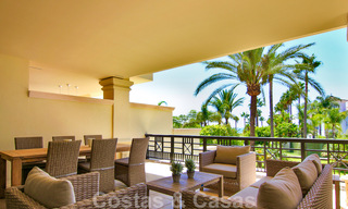 Amplio y reformado apartamento dúplex en venta en un exclusivo complejo en primera línea de playa en Puerto Banús, Marbella 51559 