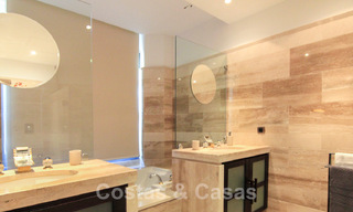 Amplio y reformado apartamento dúplex en venta en un exclusivo complejo en primera línea de playa en Puerto Banús, Marbella 51561 