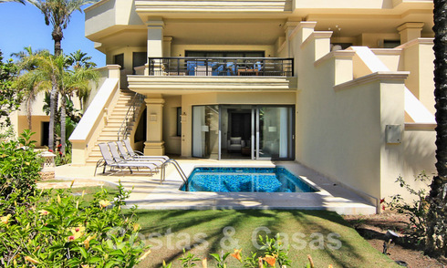 Amplio y reformado apartamento dúplex en venta en un exclusivo complejo en primera línea de playa en Puerto Banús, Marbella 51562