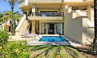 Amplio y reformado apartamento dúplex en venta en un exclusivo complejo en primera línea de playa en Puerto Banús, Marbella 51562 