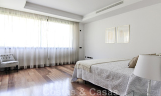 Amplio y reformado apartamento dúplex en venta en un exclusivo complejo en primera línea de playa en Puerto Banús, Marbella 51563 