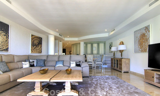 Amplio y reformado apartamento dúplex en venta en un exclusivo complejo en primera línea de playa en Puerto Banús, Marbella 51564 