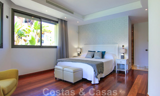 Amplio y reformado apartamento dúplex en venta en un exclusivo complejo en primera línea de playa en Puerto Banús, Marbella 51565 