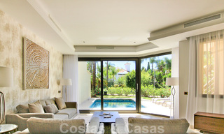 Amplio y reformado apartamento dúplex en venta en un exclusivo complejo en primera línea de playa en Puerto Banús, Marbella 51567 