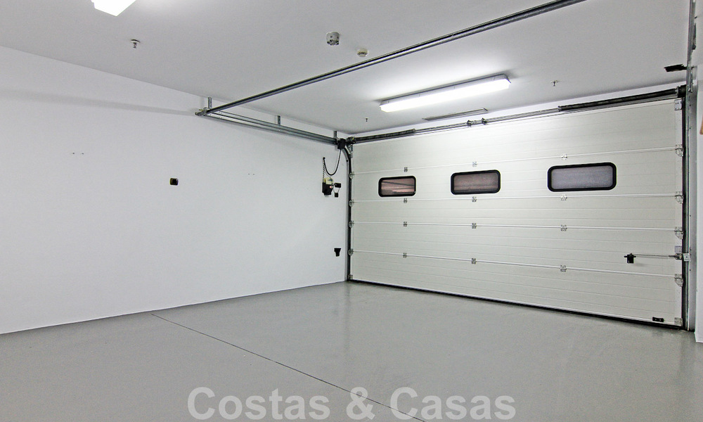 Amplio y reformado apartamento dúplex en venta en un exclusivo complejo en primera línea de playa en Puerto Banús, Marbella 51568