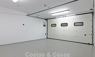 Amplio y reformado apartamento dúplex en venta en un exclusivo complejo en primera línea de playa en Puerto Banús, Marbella 51568 