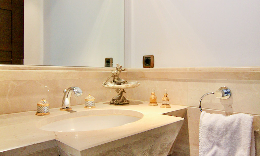 Amplio apartamento de lujo en venta en complejo prestigioso en primera línea de playa en Puerto Banús, Marbella 51570