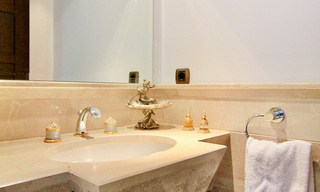 Amplio apartamento de lujo en venta en complejo prestigioso en primera línea de playa en Puerto Banús, Marbella 51570 