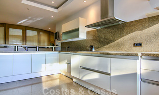 Amplio apartamento de lujo en venta en complejo prestigioso en primera línea de playa en Puerto Banús, Marbella 51571 