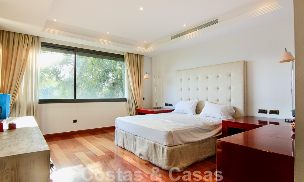 Amplio apartamento de lujo en venta en complejo prestigioso en primera línea de playa en Puerto Banús, Marbella 51572