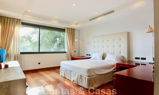 Amplio apartamento de lujo en venta en complejo prestigioso en primera línea de playa en Puerto Banús, Marbella 51572 
