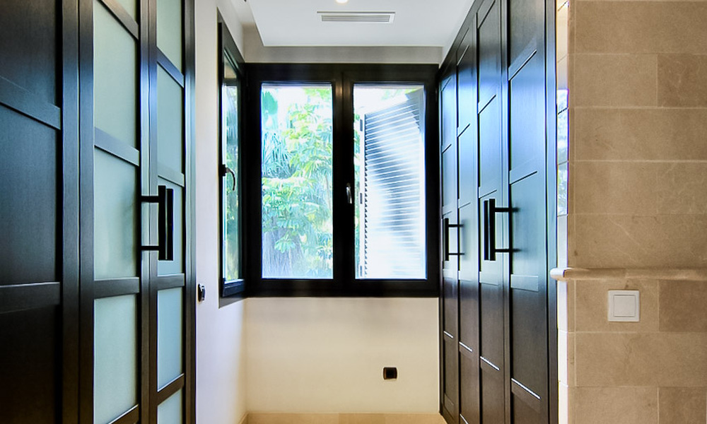 Amplio apartamento de lujo en venta en complejo prestigioso en primera línea de playa en Puerto Banús, Marbella 51573