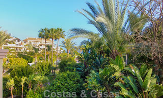 Amplio apartamento de lujo en venta en complejo prestigioso en primera línea de playa en Puerto Banús, Marbella 51575 