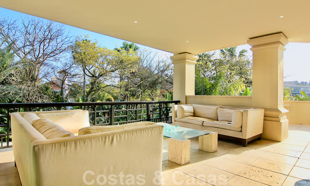 Amplio apartamento de lujo en venta en complejo prestigioso en primera línea de playa en Puerto Banús, Marbella 51576