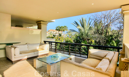 Amplio apartamento de lujo en venta en complejo prestigioso en primera línea de playa en Puerto Banús, Marbella 51577