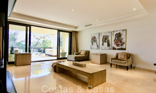 Amplio apartamento de lujo en venta en complejo prestigioso en primera línea de playa en Puerto Banús, Marbella 51578 