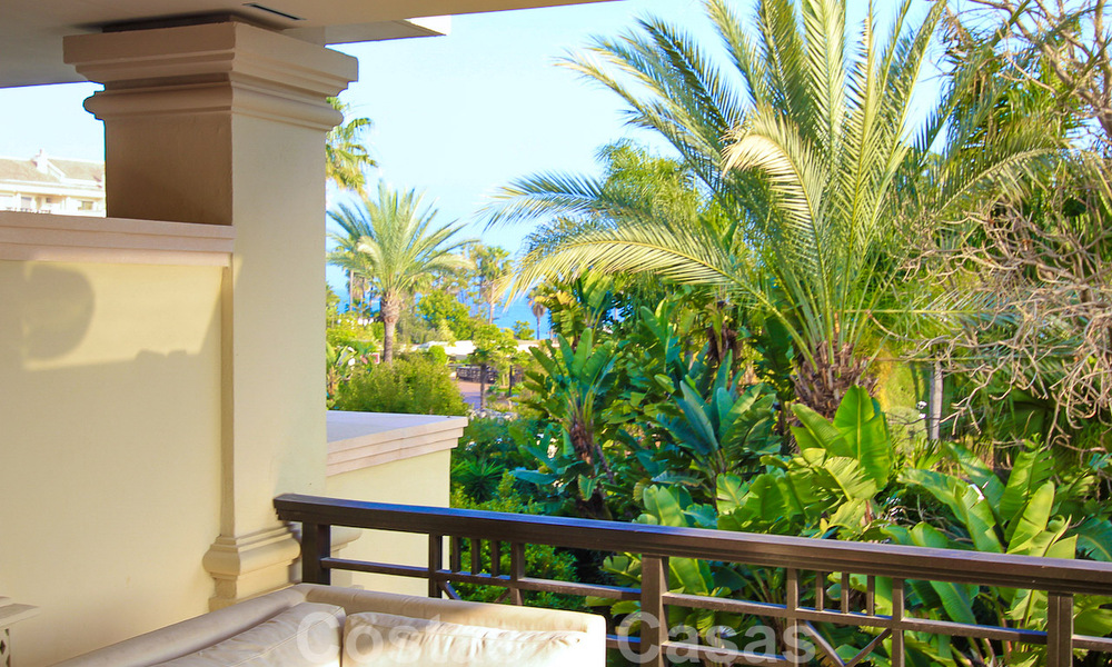 Amplio apartamento de lujo en venta en complejo prestigioso en primera línea de playa en Puerto Banús, Marbella 51579