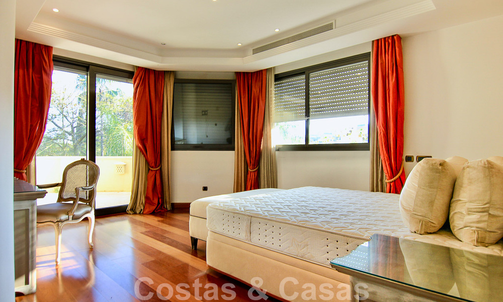 Amplio apartamento de lujo en venta en complejo prestigioso en primera línea de playa en Puerto Banús, Marbella 51580