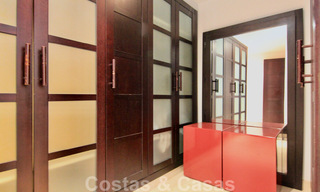 Amplio apartamento de lujo en venta en complejo prestigioso en primera línea de playa en Puerto Banús, Marbella 51582 