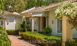 Villa en venta con arquitectura mediterránea y gran jardín situada cerca de San Pedro en Marbella - Benahavis 52490 